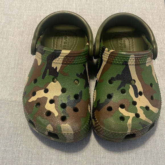 Boys Camo Crocs - Picture 1 of 6